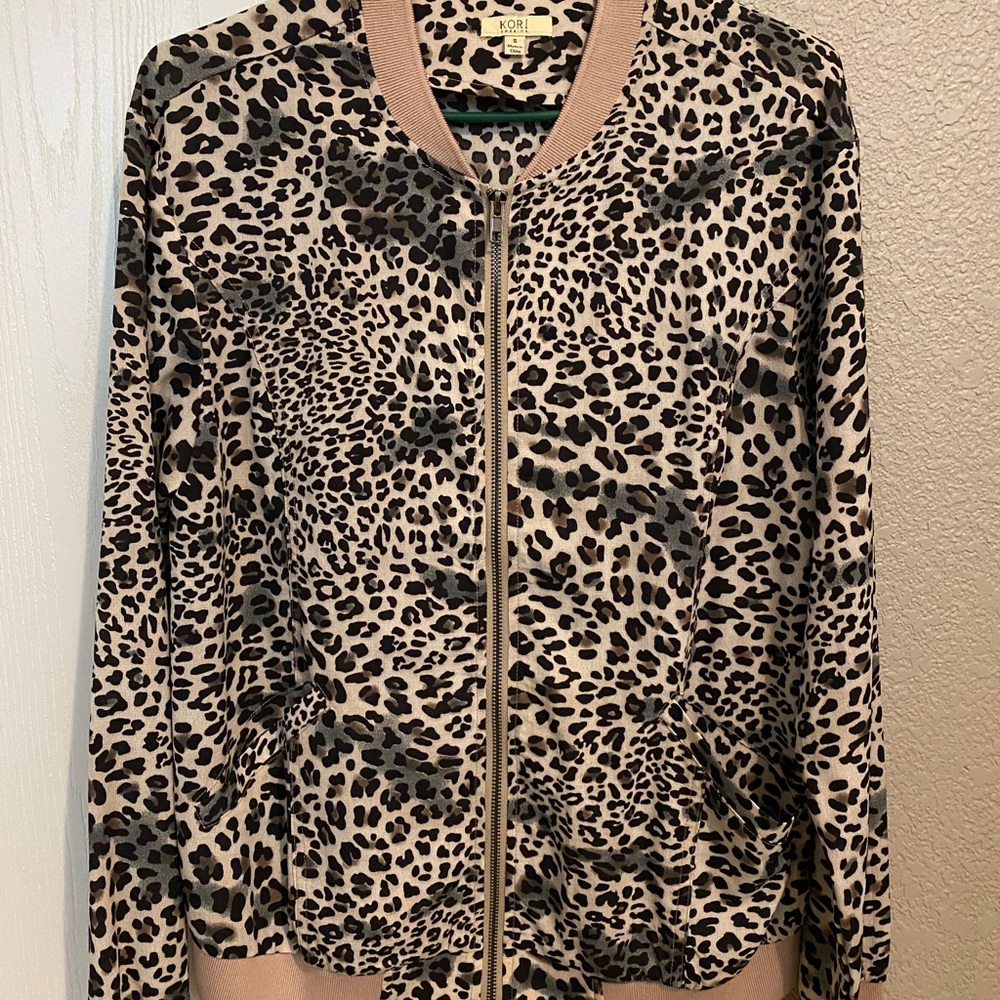 Kori, leopard print bomber jacket. Lightweight.